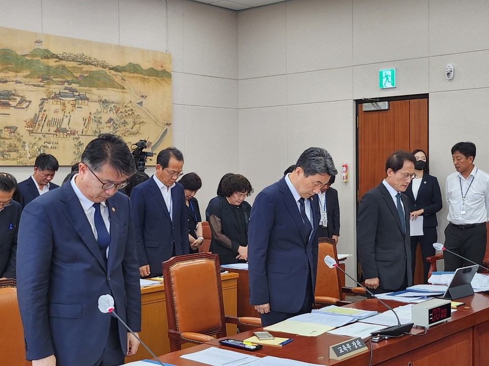 28일 열린 국회 교육위원회 전체회의에 참석한 장상윤 교육부 차관(왼쪽), 이주호 사회부총리 겸 교육부 장관(중앙), 조희연 서울시교육감(오른쪽)이 행사 시작에 앞서 극단적 선택을 한 서이초 교사에 대한 묵념의 시간을 가지고 있다. (사진=김한울 기자)