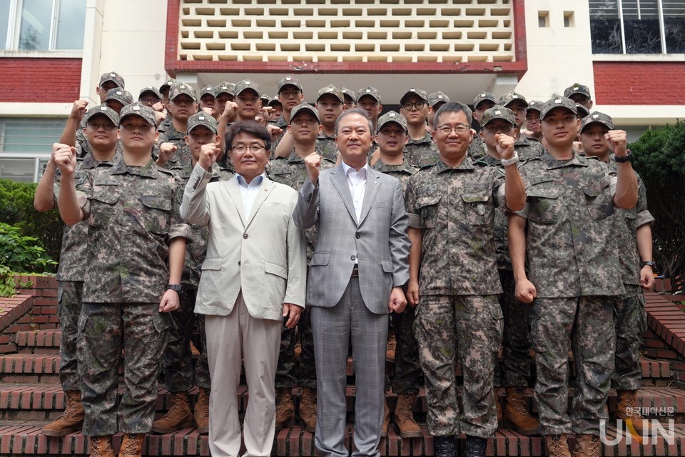전북대 학군사관후보생 33명이 하계 입영 훈련 입소식을 마친 뒤 기념사진을 촬영했다. (사진=전북대)