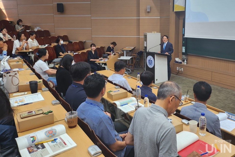 박종태 인천대 총장이 연수에 참여한 인천지역 중학교 교사들에게 인사말을 하고 있다. (사진=인천대)