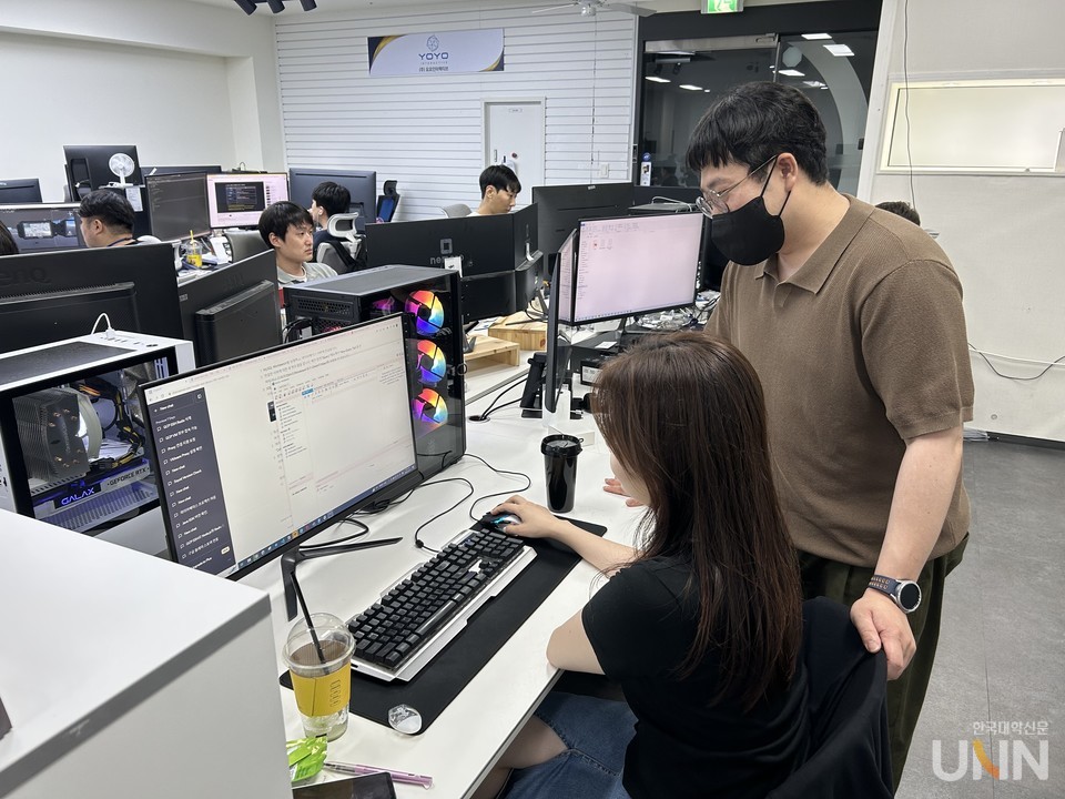 ㈜요요인터렉티브 멘토와 실습 중인 강남대 소프트웨어전공 4학년 재학생