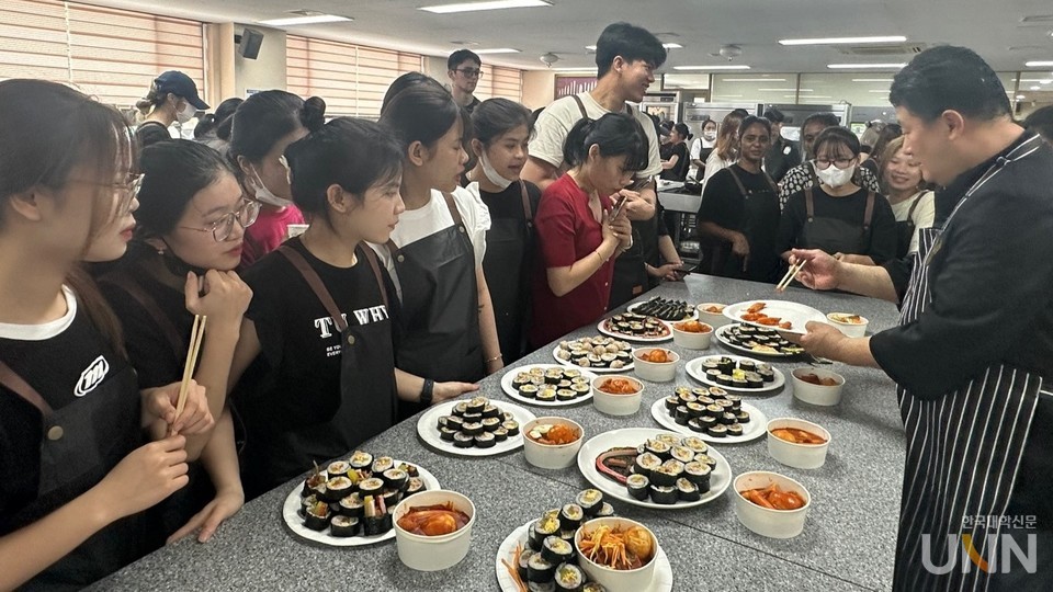 외국인 유학생들이 만든 떡볶이와 김밥을 시식 및 평가하고 있는 식품영양조리학부 장상준 학과장
