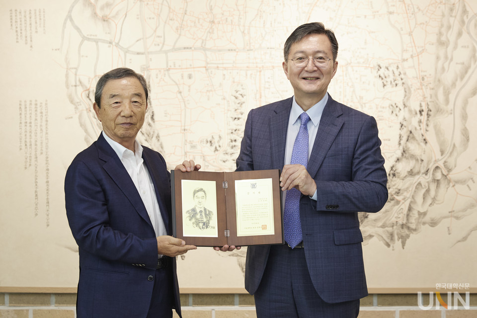 유홍림 총장과 김경일 회장(왼쪽)이 기념촬영을 하고 있다.