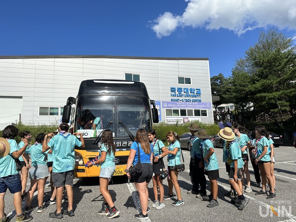 2023 새만금 세계 스카우트 잼버리 행사에 참여하기 위해 한국에 온 칠레 학생 360여 명이 8일 오후 극동대에 도착했다. (사진=극동대 제공)