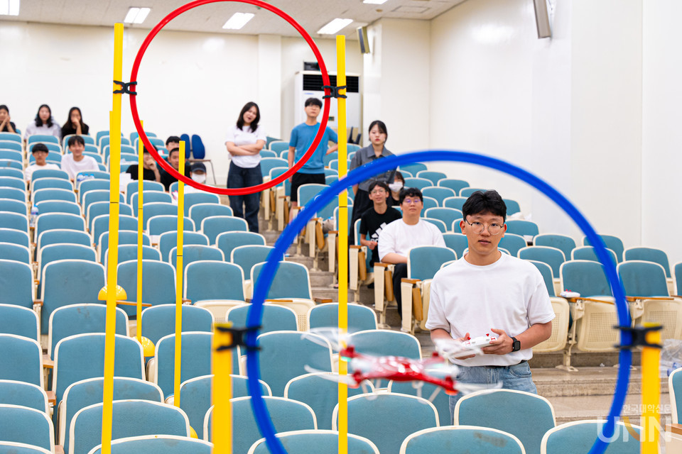 세종대 전공탐색의 날 행사에 참여한 학생들이 지능형드론융합전공의 드론레이싱대회에서 드론을 조정하고 다.