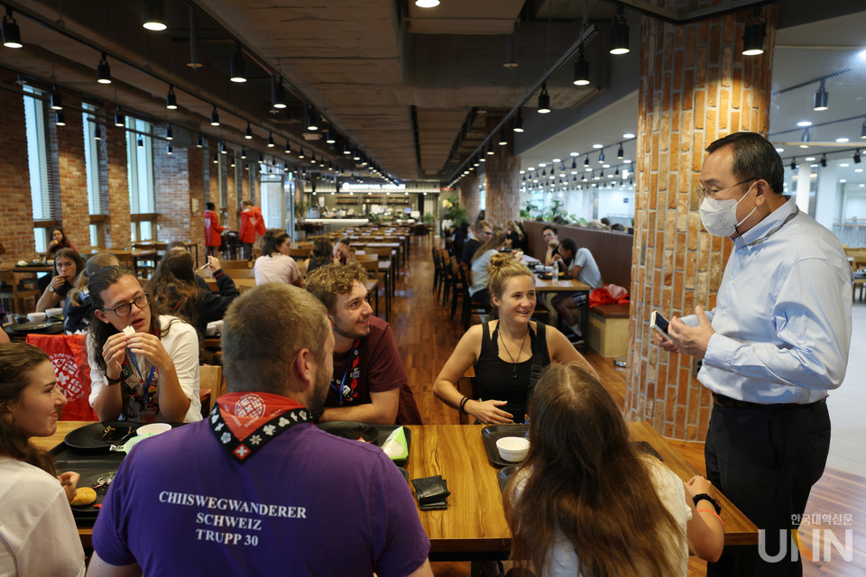 명지대 서대문구 인문캠퍼스 학생식당에서 유병진 총장이 스위스잼버리 대원들과 대화를 하고 있다.