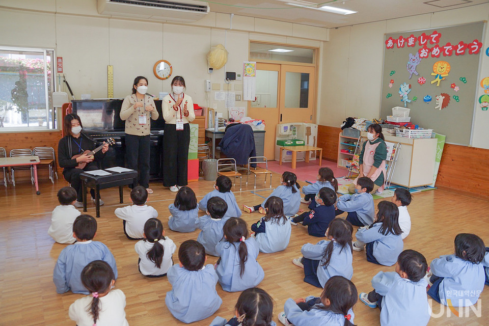 유아교육과 학생들이 일본 유치원에서 교육 프로그램을 진행하고 있다.