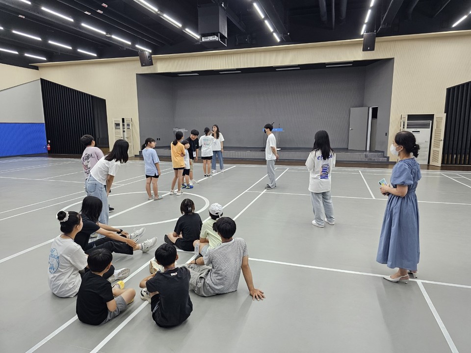안산대학교 사회복지학과 학생들이 스포츠 규칙을 교육하고 있다.  (사진=안산대 제공)