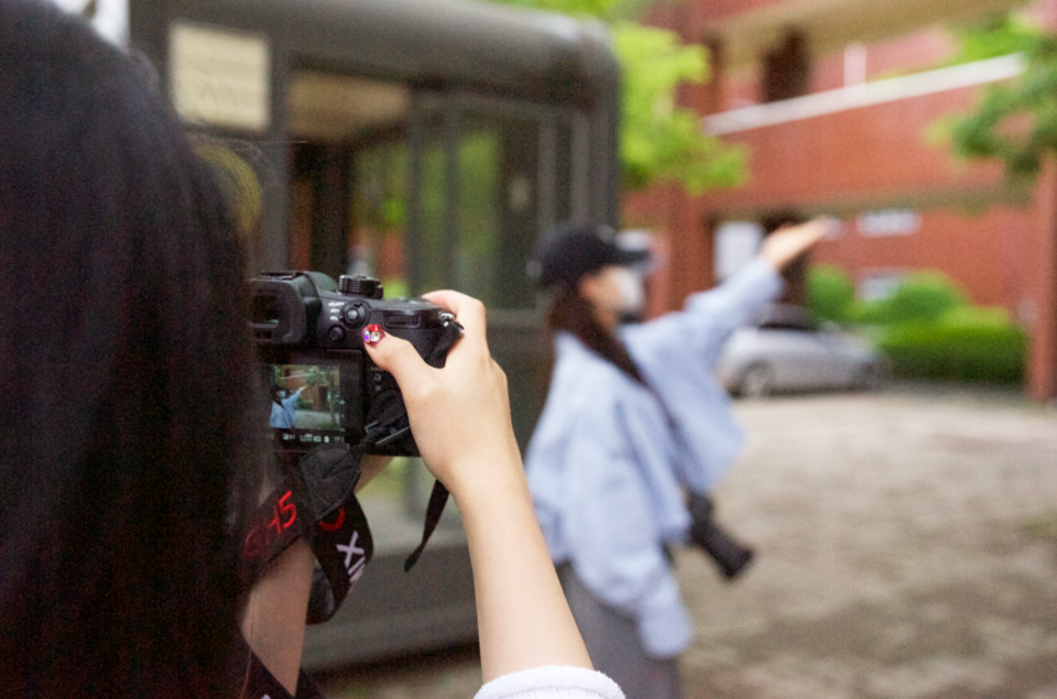 국립군산대 미디어문화학부 학생들이 카메라를 활용해 실습을 진행하고 있다. (사진=국립군산대)