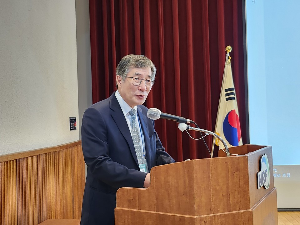 한국인문사회총연합회가 28일 개최한 ‘2023 인문사회 보고대회’에서 위행복 한국인문사회총연합회 이사장이 개회 인사를 전하고 있다. (사진=김한울 기자)