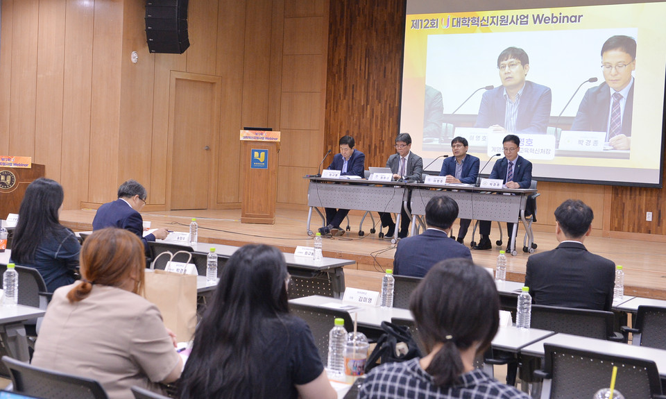 최규봉 한국사학법인연합회 사무총장의 ‘사립대학 구조개선 방안’ 주제발표 후 토론이 진행되고 있다. (사진=한명섭 기자)