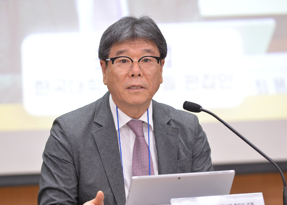 최용섭 본지 주필 겸 편집인이 오정민 법무법인 태평양 사립대구조개선지원센터장의 주제발표 후 진행된 토론의 사회를 진행하고 있다. (사진=한명섭 기자)