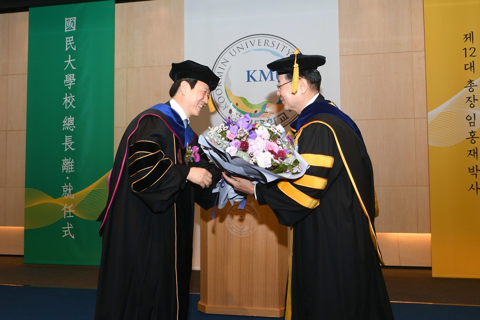정승렬 국민대 신임 총장이 꽃다발을 받고 있다. (사진=국민대 제공)
