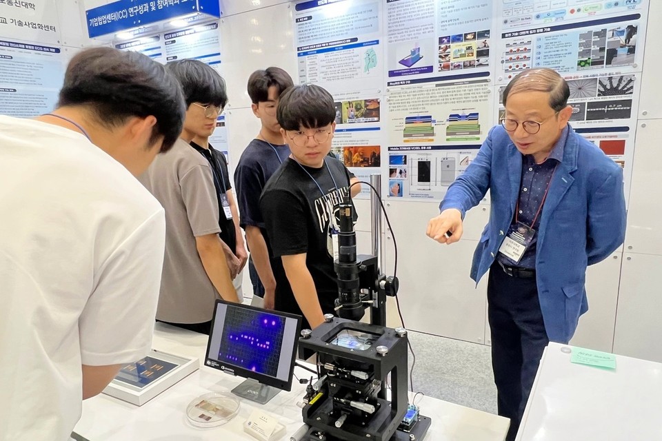  ‘2023 차세대 반도체 패키징 장비재료 산업전’에 마련된 아주대 부스 모습. (사진=아주대 제공)