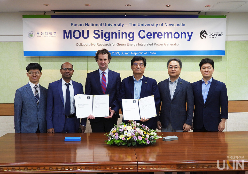 왼쪽부터 부산대 이병화 연구교수, 뉴캐슬대 아자얀 비누 센터장, 켄트 앤더슨 부총장, 부산대 전충환 부총장, 장덕현 기획처장, 반치범 산학기획부단장.