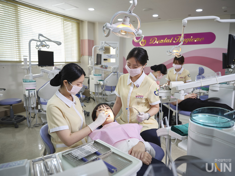 치위생과 학생들이 구강보건센터에서 임상실습을 하고 있다.