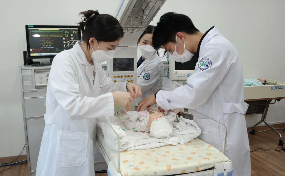 춘해보건대 간호학과 학생들이 시뮬레이션 수업으로 신생아 건강사정 실습을 진행하고 있다. (사진=춘해보건대)