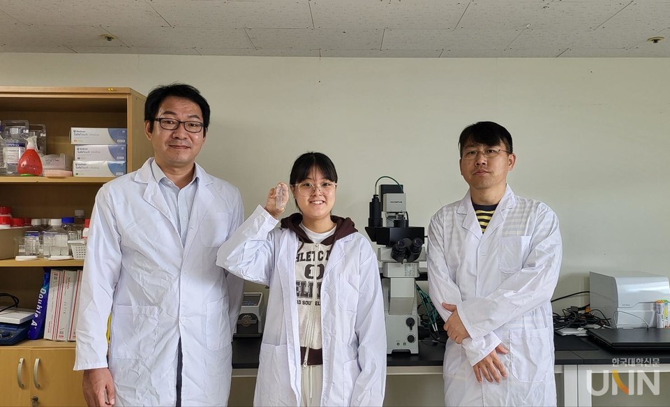 왼쪽부터 한병조 교수, 김민지 학생, 남정훈 교수. (사진제공=인천재능대)