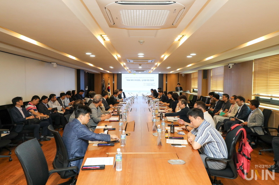 12일 서울 성동구 한양대에서 개최된 ‘RISE 체계 구축 방향’ 논의를 위한 간담회에서 한양대학교 LINC3.0사업단 김학성 단장이 회의를 진행하고 있다.
