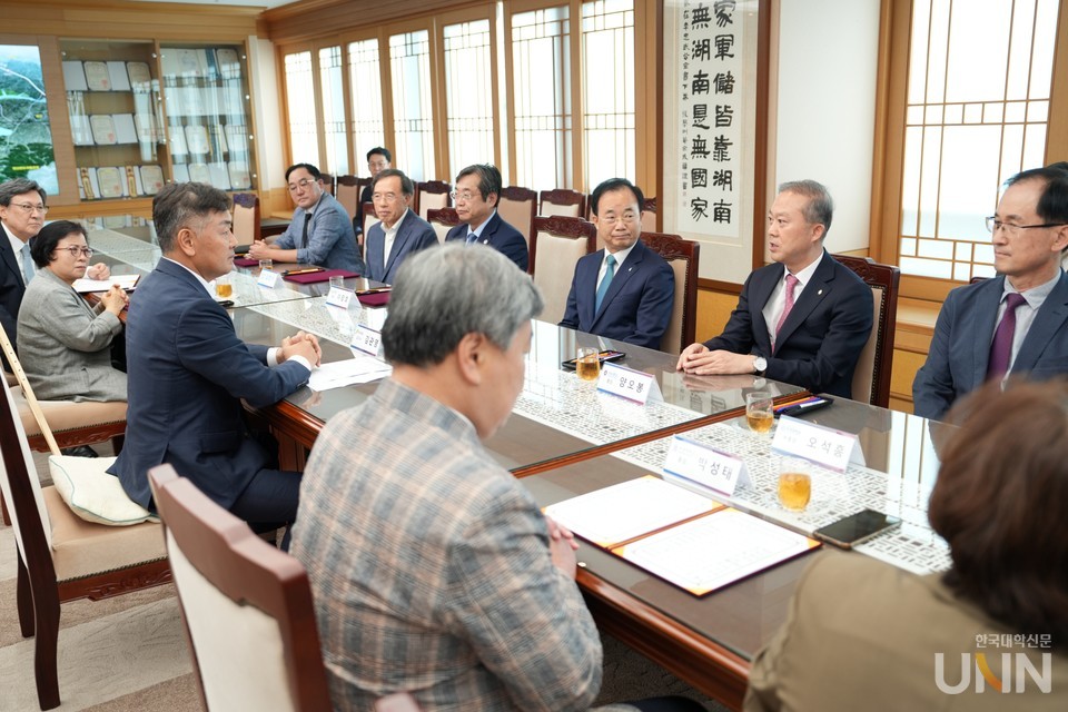 양오봉 전북대 총장(오른쪽 두번째)이 발언을 하고 있다.