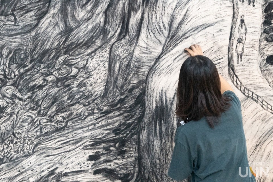 김세연 작가가 제주 서귀포 시청에서 라이브로 섭지코지를 그리고 있다. (사진 제공=인문예순ㅅ