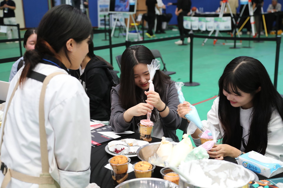 지난 23일 강원지역 박람회에 마련된 바리스타제과제빵과 체험부스에서 학생들이 디저트 데코레이션을 하고 있다. (사진=한림성심대 제공)