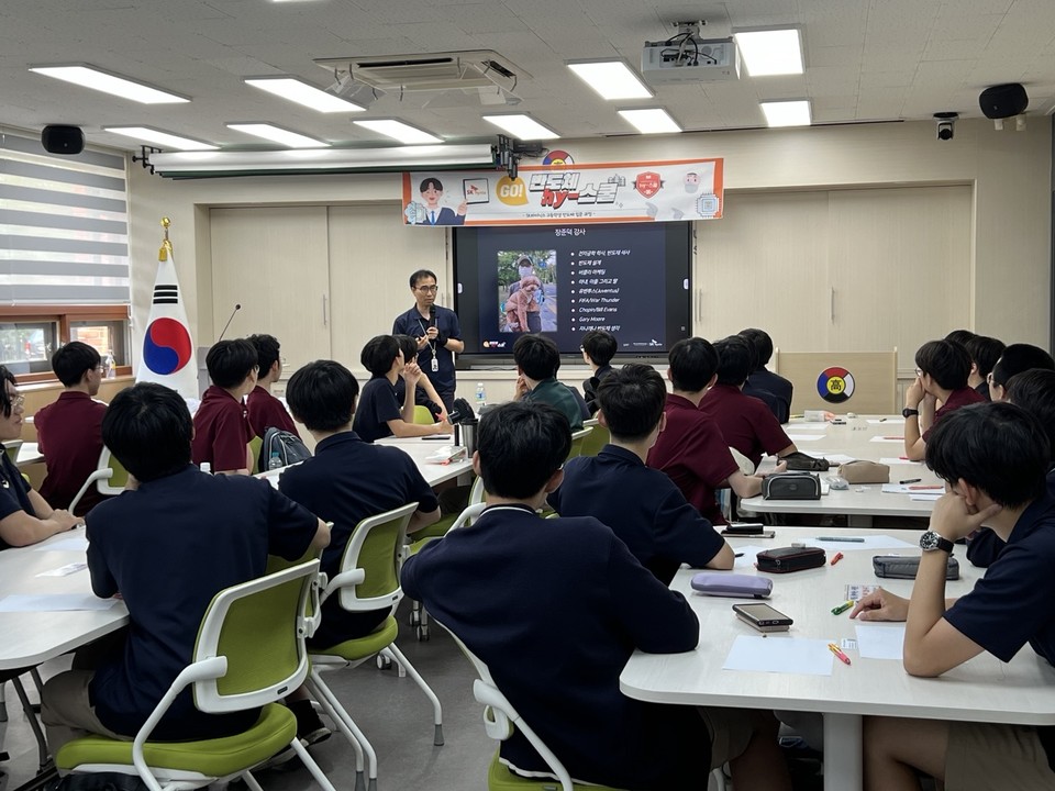 고등학교 교사가 수업을 진행하고 있는 모습. (사진=한국대학신문DB)