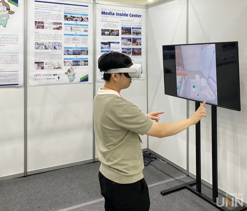 ‘2023 에듀 테크 코리아 페어’에서 참가자가 순천향대 미디어인사이드센터 부스에서 즐겁게 참여하고 있다.