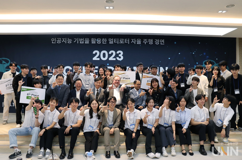 한국항공대와 록히드마틴이 공동 주최한 ‘2023 록히드마틴 팰콘 챌린저’ 행사에 참가한 한국항공대 교직원 및 학생들과 록히드마틴 임직원들이 기념촬영을 하고 있다.