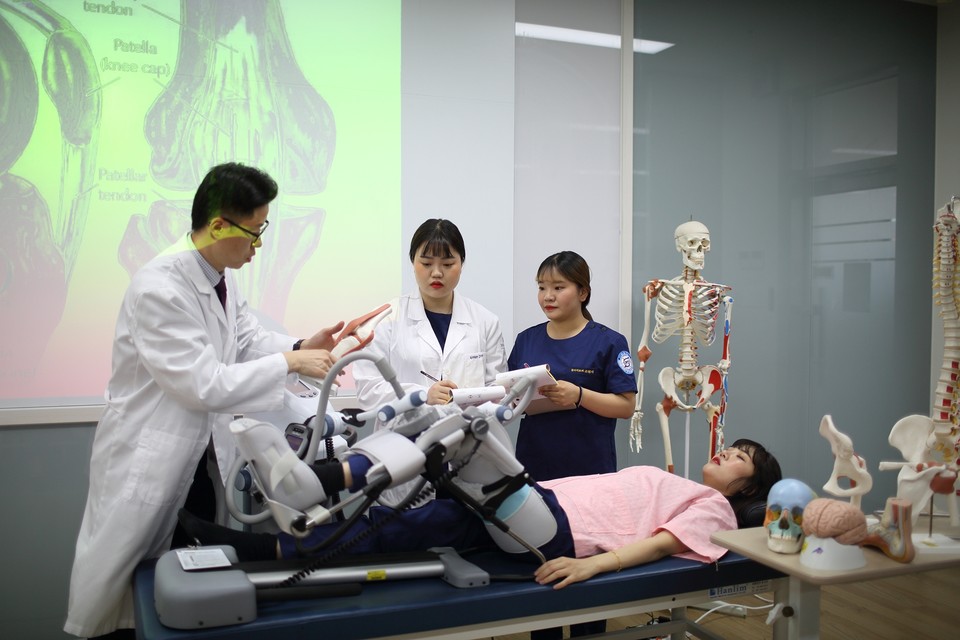 대전과학기술대 물리치료과 학생들의 실습 장면. (사진=대전과기대)