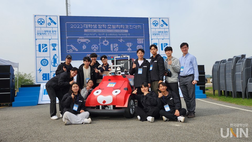 가천대 자율주행자동차팀 GADIS가 지난 13일부터 14일까지 경기도 화성시 에서 열린 2023 국토부 대학생 창작모빌리티 경진대회(무인모빌리티부문) 참가해 기념사진을 찍고 있다.