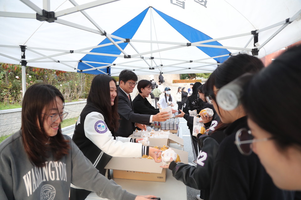지난 19일 한림성심대 총학생회 학생들이 ‘간식데이’를 맞아 재학생들에게 간식을 나눠주고 있다. (사진=한림성심대 제공)