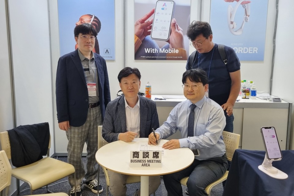 일본 현지업체 톰슨사와 피티브로의 계약 모습. (사진=경남정보대 제공)