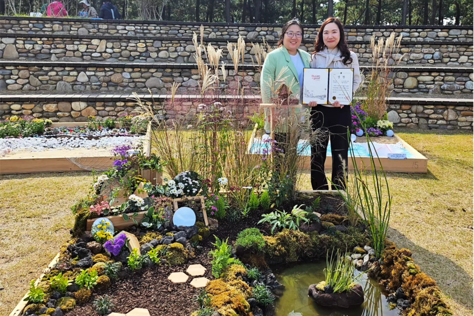 성인학습자반 1학년 김미애, 유재민 학생이 2023 부산정원박람회에서 일반부 최우수상을 수상해 기념사진을 촬영하고 있다. (사진=경남정보대 제공)