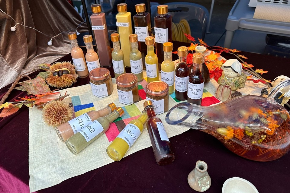  외식&디저트창업과가 ‘금정산성 막걸리 막~끌린데이’에서 선보인 제품들. (사진=대동대 제공)