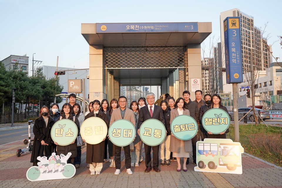 장기원 수원여대 총장이 교직원들과 ‘탄소중립생태교통 출퇴근 챌린지’에 동참해 기념사진을 촬영하고 있다. (사진=수원여대 제공)