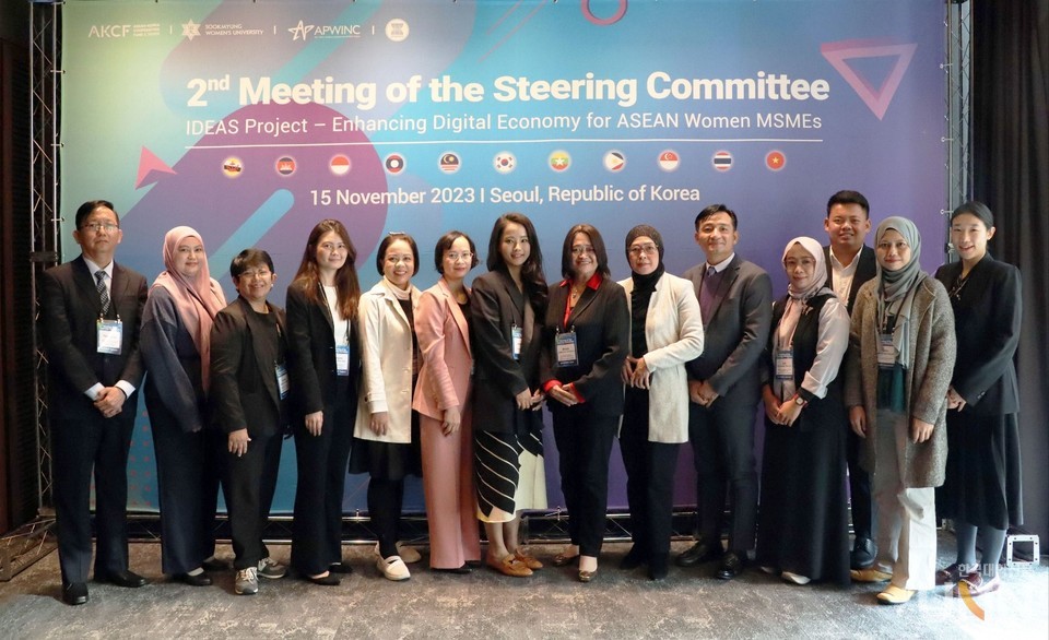 숙명여대 아태여성정보통신원이 지난 15일 개최한 한-아세안 협력사업 운영위원회 회의 참석자들이 사진 촬영을 하고 있다.