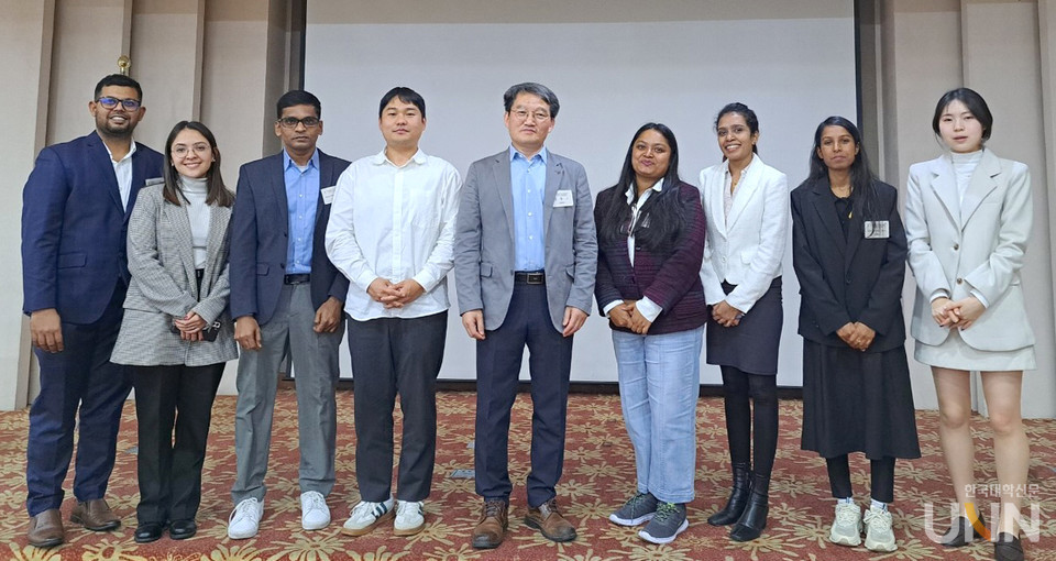 연구팀 단체사진. 연구 책임자인 홍용근 교수(가운데), 제1저자로 참여한 라제시 박사(Dr. Rajesh, 왼쪽에서 세번째).