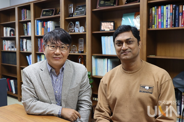 박재영 교수(왼쪽)와 아사두자만 박사과정생.