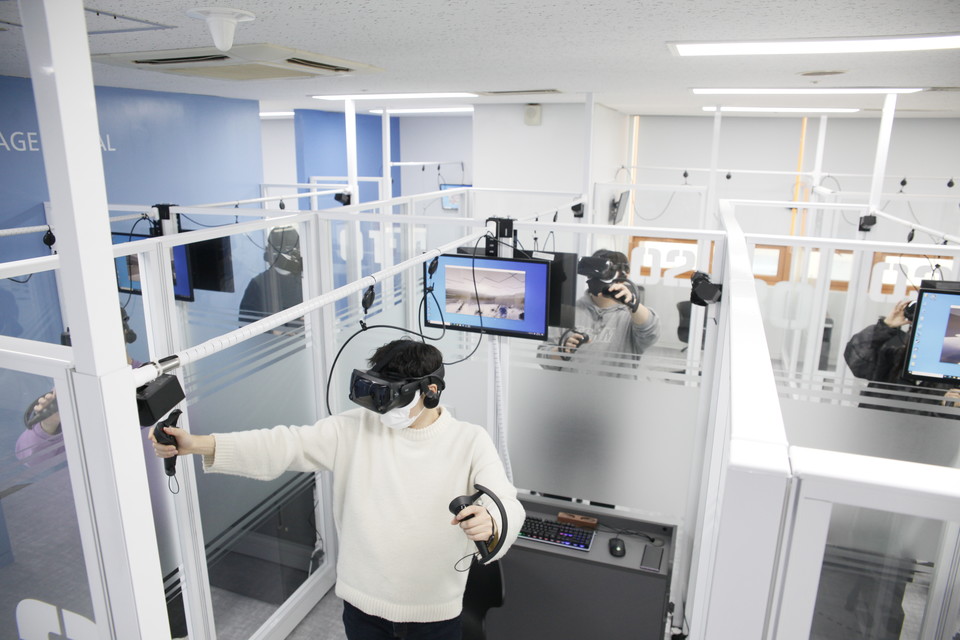 VR실습실 Future VR Lab에서 실습 중인 학생들의 모습. (사진=한국공대)