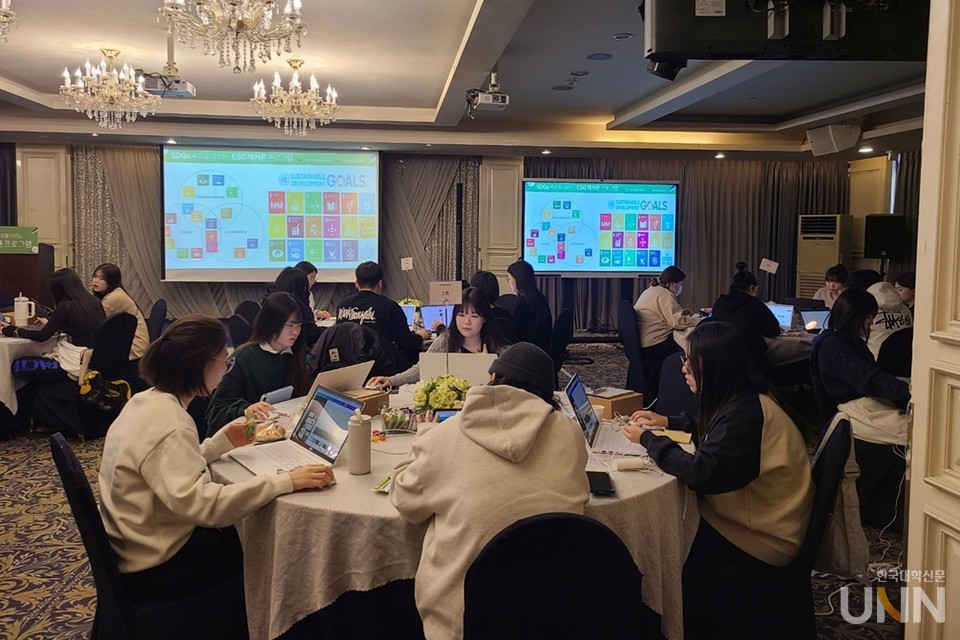 18일 전북 남원 켄싱턴 호텔에서 열린 한국고등직업교육학회 주관 ‘지속가능한 발전 목표(SDGs)를 다루는 ESG 해커톤 프로그램’이 진행되는 모습. (사진=한국고등직업교육학회)