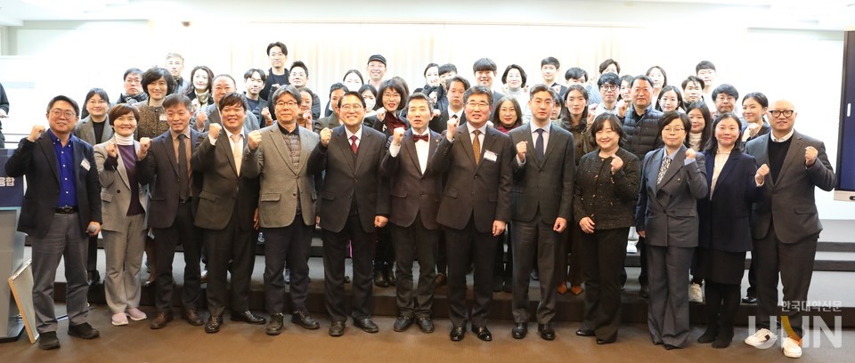 21일 대전 인터시티 호텔에서 열린 한국고등직업교육학회 성과보고회에 참석한 주요 관계자들이 단체사진을 촬영하고 있다. (사진=한국고등직업교육학회)