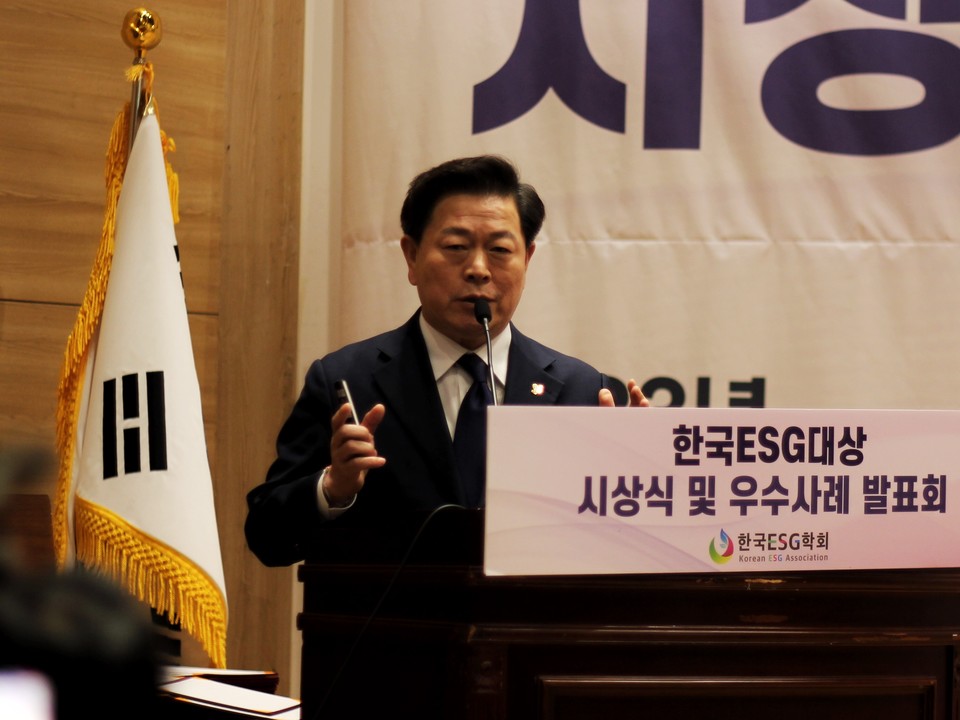 공공기관 우수 ESG 사례를 소개하는 박승원 광명시장. (사진=강성진 기자)