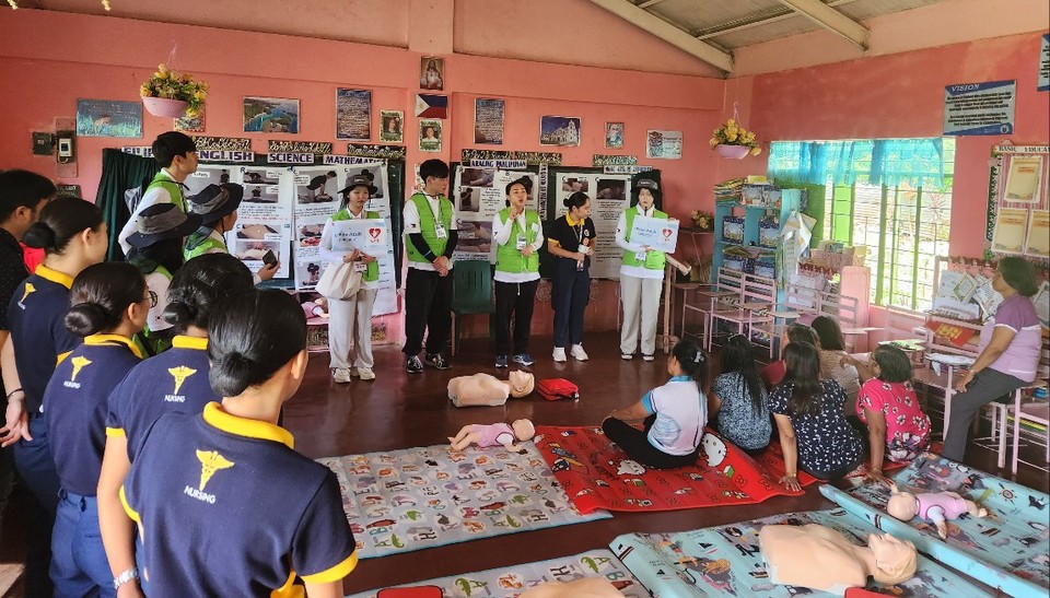 간호학과 학생들이 필리핀 고아지역 초등학교 교사를 대상으로 CPR(심폐소생술) 교육을 진행하고 있다. (사진=춘해보건대)