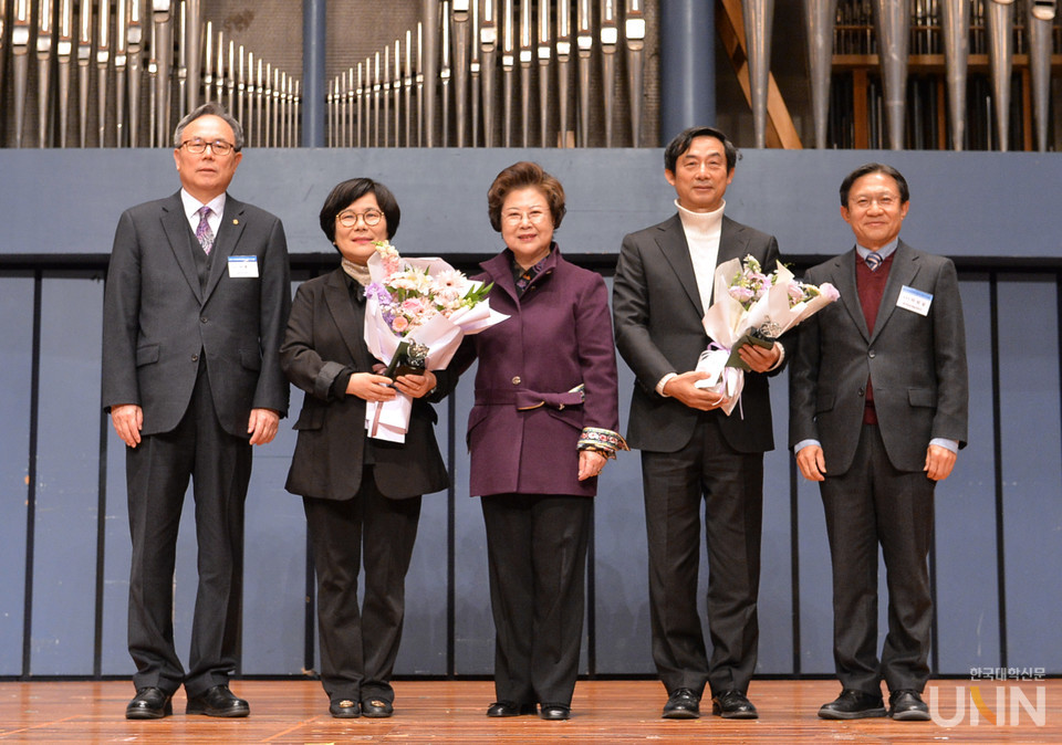 지난해 12월 6일 대구 인터불고 호텔에서 남성희 한국전문대학교육협의회 회장이 2023년 전문대학인상 교원 분야 수상자들과 기념사진을 촬영하고 있다. (사진=한명섭 기자)