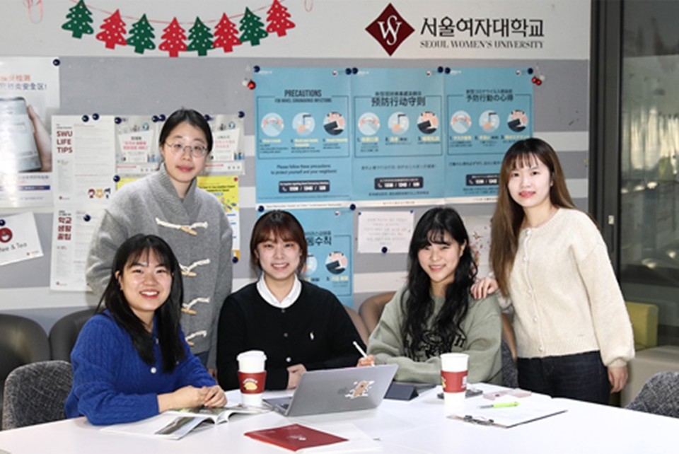 양구군 되살리기 프로젝트를 진행한 서울여대 학생팀 구성원들이 단체 사진을 촬영하고 있다. (사진=서울여대)