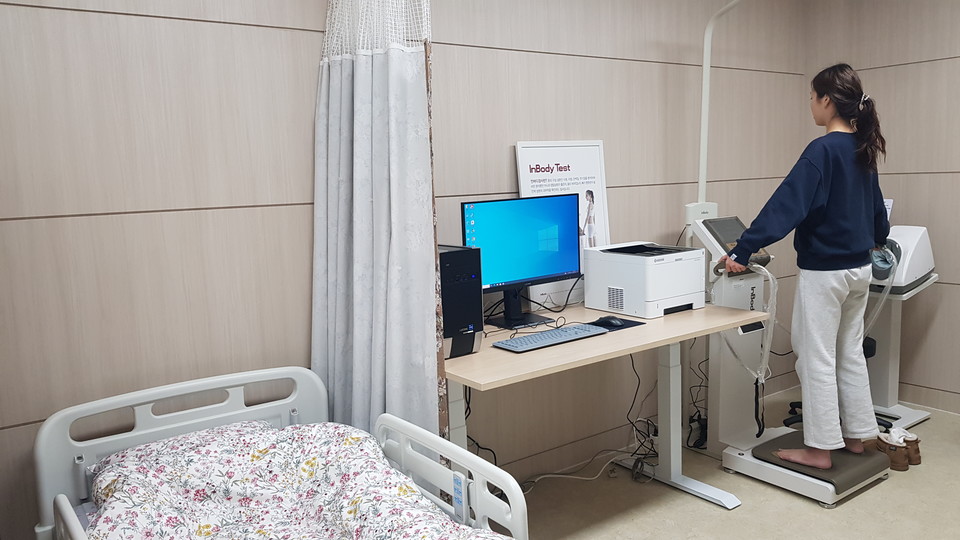 충북대 건강관리실에서 휴식 중 체성분 분석기를 이용하는 대학원생의 모습. (사진=충북대)