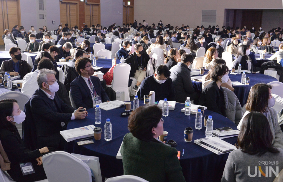지난해 대학 관계자들이 부산 벡스코에서 열린 ‘2022 지속가능발전을 위한 대학혁신포럼’에 참석해 기조 강연을 듣고 있다. (사진= 한명섭 기자)