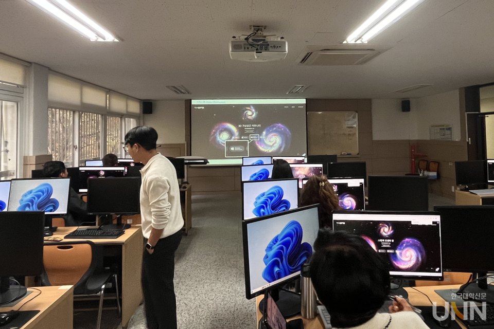 동아보건대 레저조경전공 성인학습자들이 ‘메타버스 플랫폼 사전교육’을 들으며 메타버시티  다운로드와  아바타 조작방법을 배우고 있다.  (사진=동아보건대 제공)