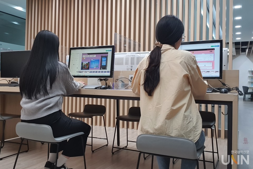 오산대 재학생들이 ‘성인학습자를 위한 맞춤형 콘텐츠 가이드북’을 제작하고 있다. 이 가이드북은 디지털 기기에 취약한 성인학습자들을 위해 제작됐다. 가이드북에서는 대학 포털, LMS, 오스토리 등에 접속하는 방법을 사진과 함께 상세하게 설명하고 있다. 또한 한컴오피스 한글 프로그램, 네이버 이메일 사용법 등도 다뤘다. 본 가이드북은 디지털 요원 프로그램과 함께 오산대에 다니고 있는 성인학습자들의 디지털 문해력을 강화하는 데 큰 도움을 줄 것으로 기대된다. (사진=오산대 제공)