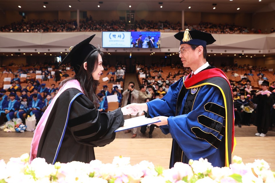 2023학년도 전기 학위수여식에서 김일목 총장이 졸업장을 건네고 있다. (사진=삼육대)